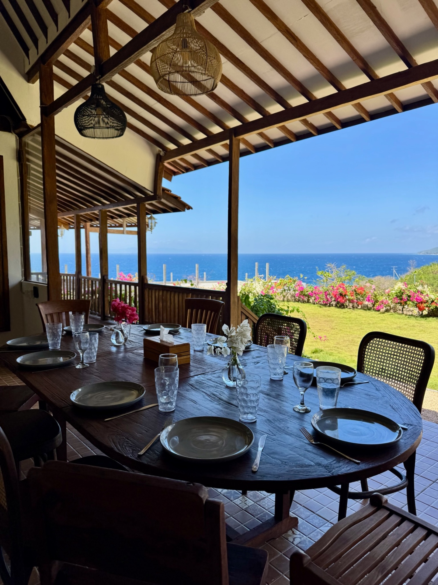 Outdoor dining with ocean view at Villas Roc-Azur